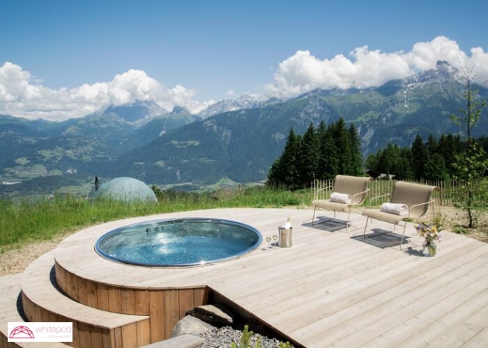 Hot tub and jacuzzi