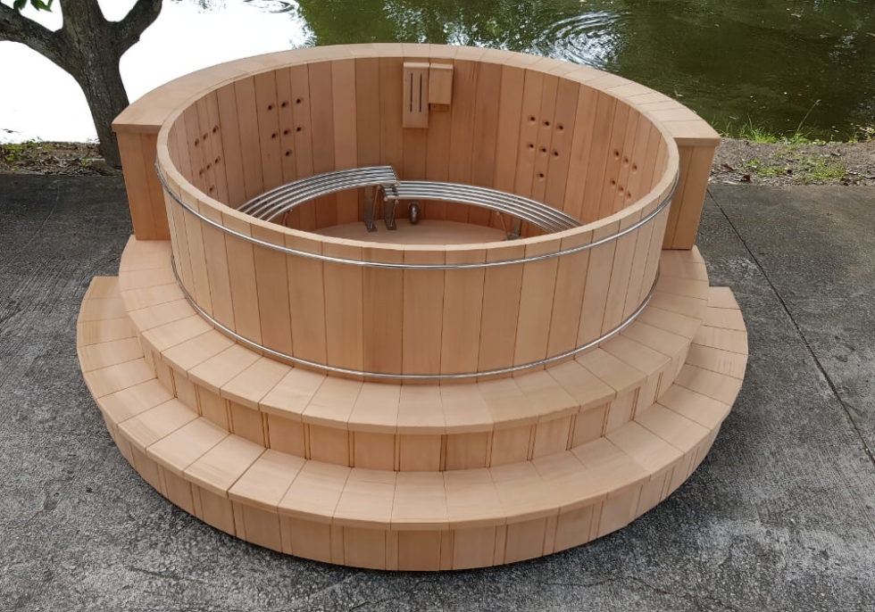 Red cedar wood hot tub private and professional use